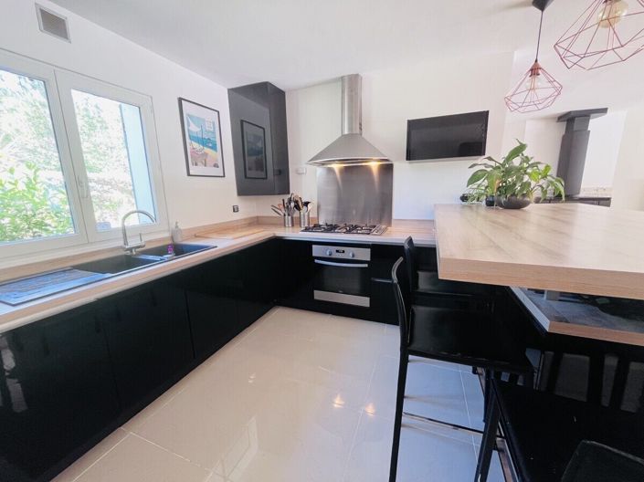 Image No.4-8 Bed House for sale