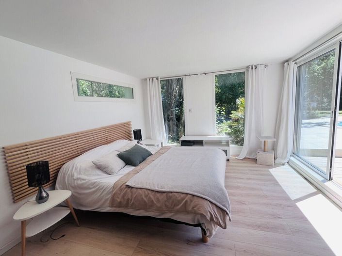 Image No.6-8 Bed House for sale
