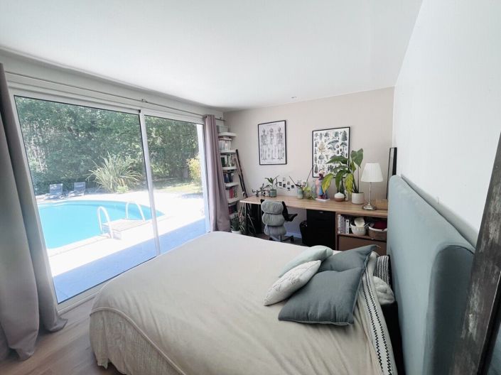 Image No.8-8 Bed House for sale