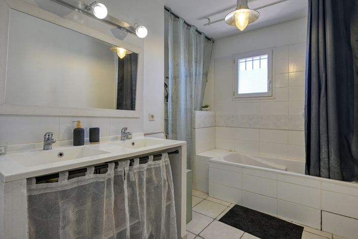 Image No.12-4 Bed House for sale