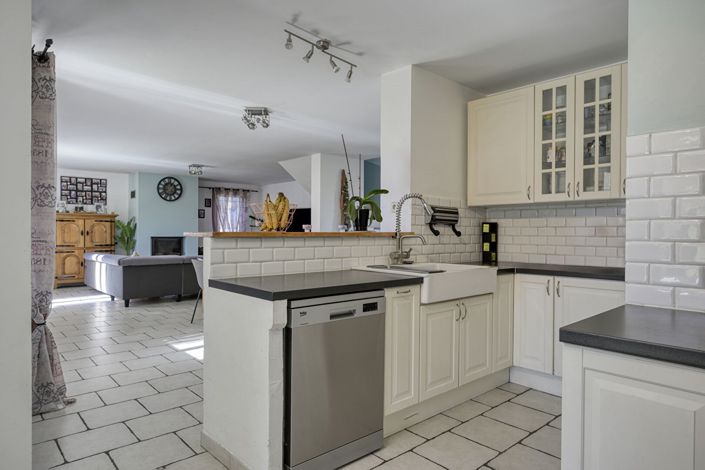 Image No.6-4 Bed House for sale