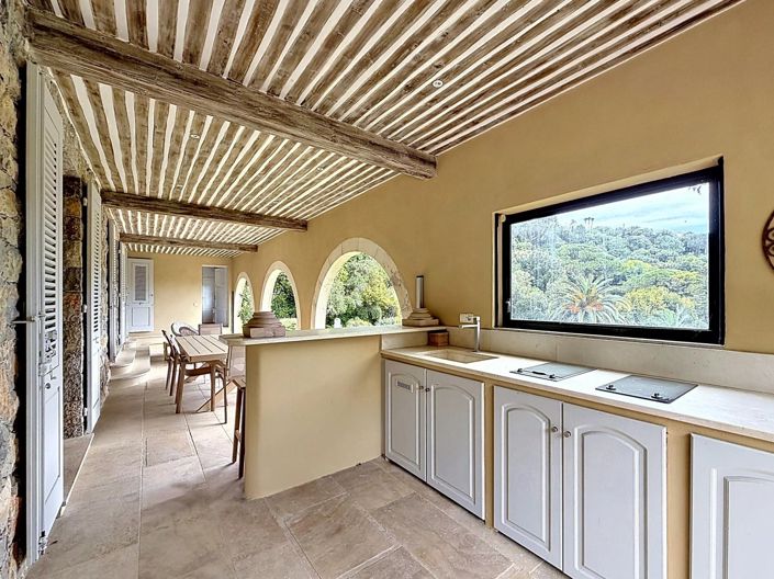 Image No.8-5 Bed House for sale