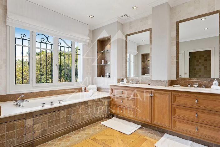 Image No.8-6 Bed House for sale