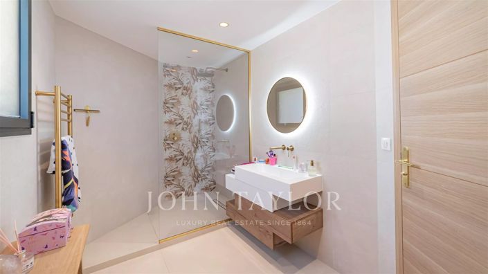 Image No.14-3 Bed House for sale