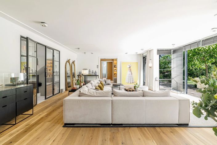 Image No.6-5 Bed House for sale