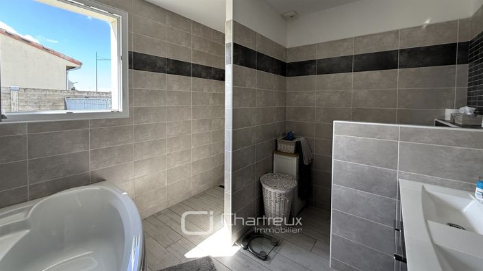 Image No.10-3 Bed House for sale
