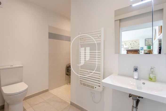 Image No.8-5 Bed House for sale