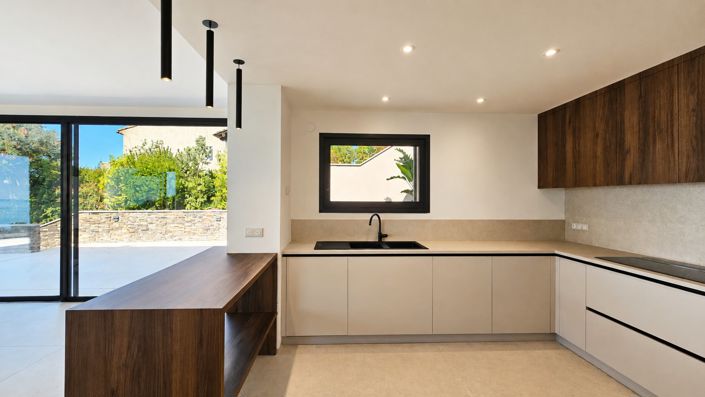 Image No.8-5 Bed Property for sale