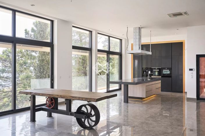 Image No.6-5 Bed House for sale