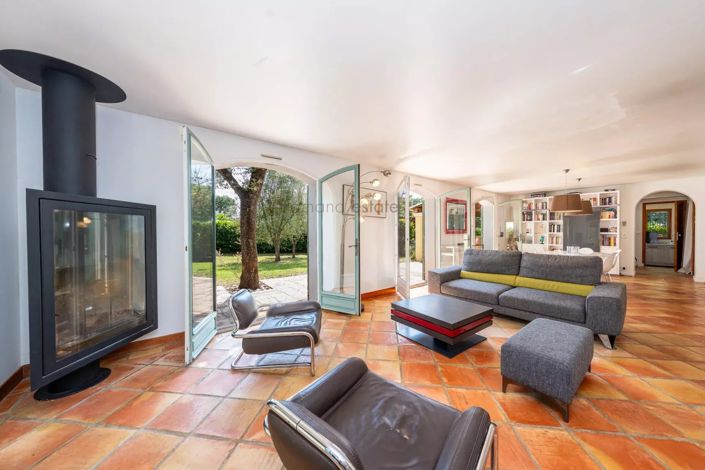 Image No.7-5 Bed House for sale