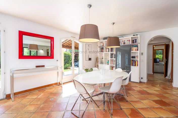 Image No.8-5 Bed House for sale