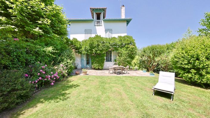 Image No.11-6 Bed Property for sale