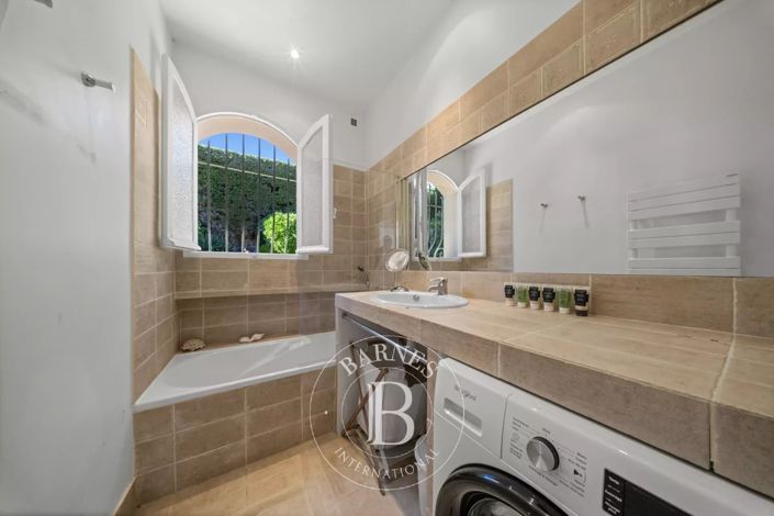Image No.6-6 Bed House for sale