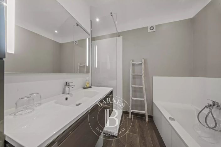 Image No.9-6 Bed House for sale