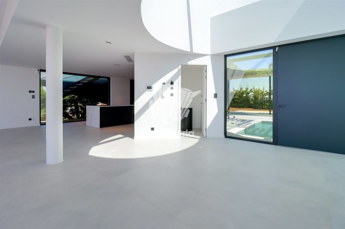 Image No.14-4 Bed House for sale