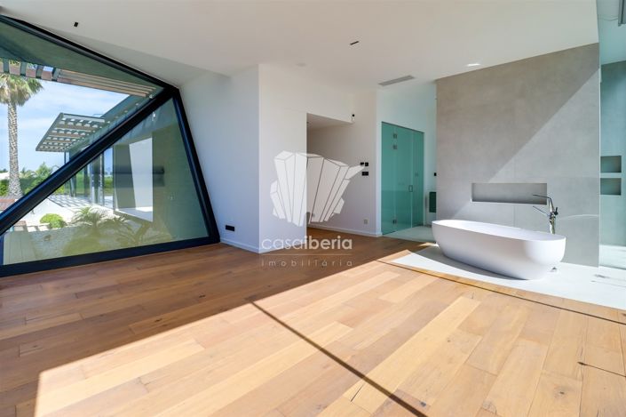 Image No.25-4 Bed House for sale