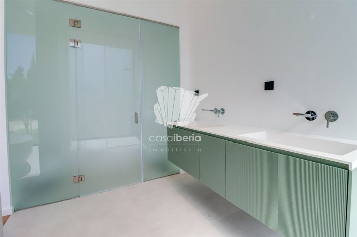 Image No.28-4 Bed House for sale