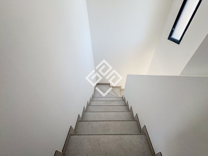 Image No.14-3 Bed House for sale