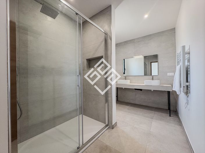 Image No.8-3 Bed House for sale