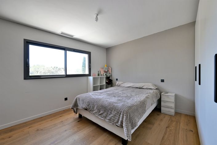 Image No.6-5 Bed House for sale