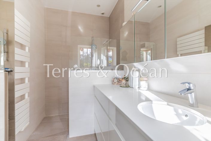 Image No.20-7 Bed House for sale
