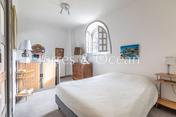 Image No.24-7 Bed House for sale