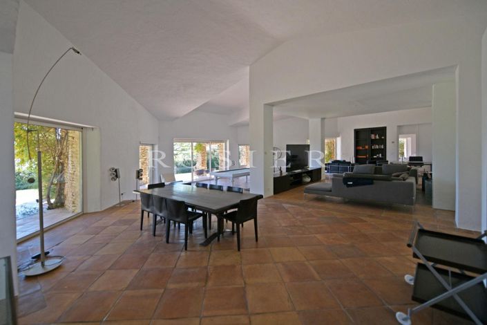 Image No.5-8 Bed House for sale