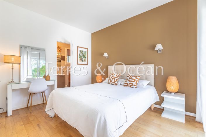 Image No.18-5 Bed House for sale