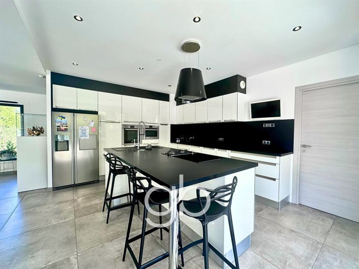Image No.10-5 Bed House for sale