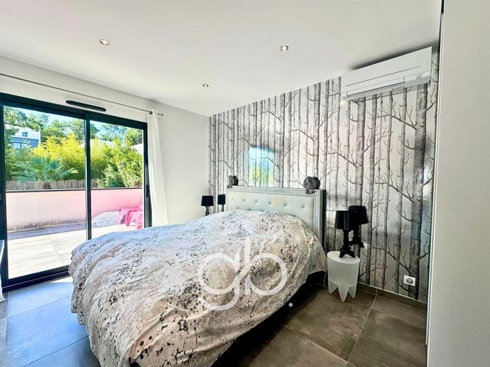 Image No.18-5 Bed House for sale