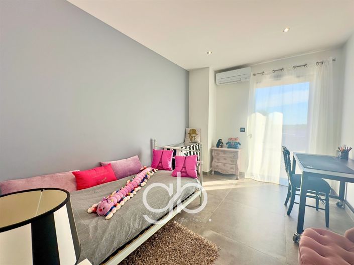 Image No.20-5 Bed House for sale