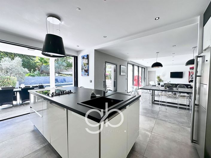 Image No.6-5 Bed House for sale
