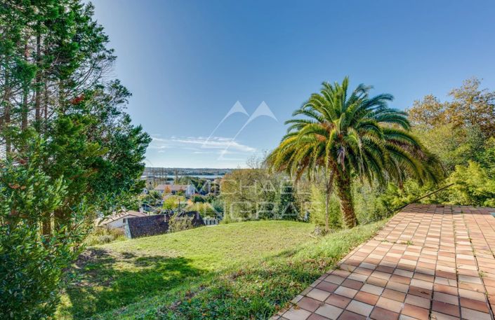 Image No.8-6 Bed House for sale