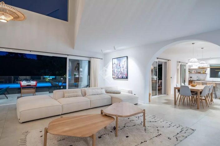 Image No.8-6 Bed House for sale
