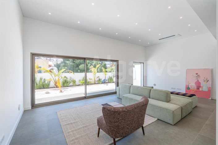 Image No.10-4 Bed House for sale
