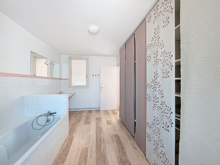 Image No.11-3 Bed Apartment for sale