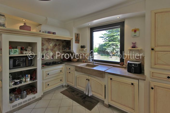 Image No.10-3 Bed House for sale