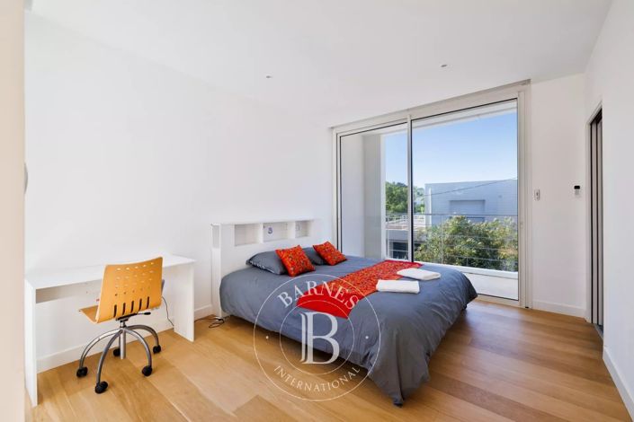 Image No.16-10 Bed House for sale