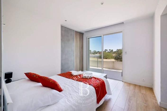Image No.18-10 Bed House for sale