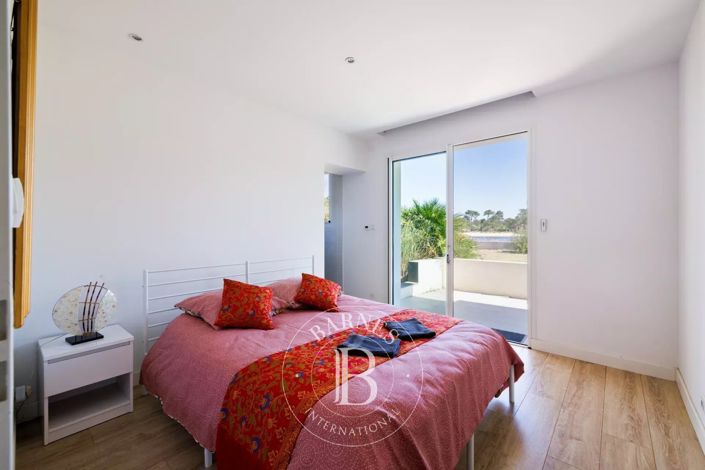 Image No.20-10 Bed House for sale