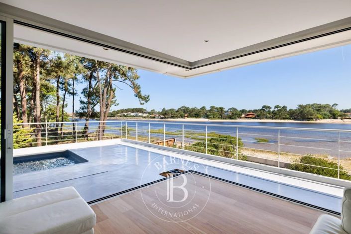 Image No.7-10 Bed House for sale