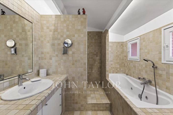 Image No.17-5 Bed House for sale