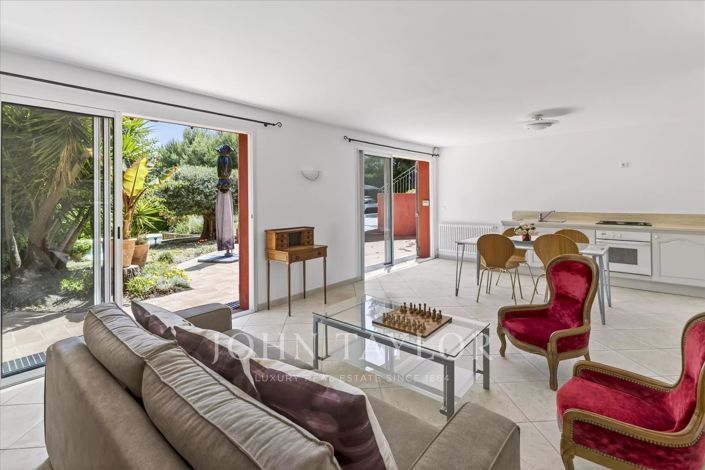 Image No.18-5 Bed House for sale