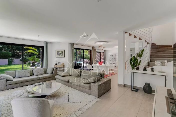 Image No.6-6 Bed House for sale