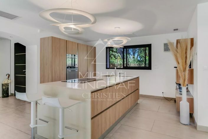 Image No.8-6 Bed House for sale