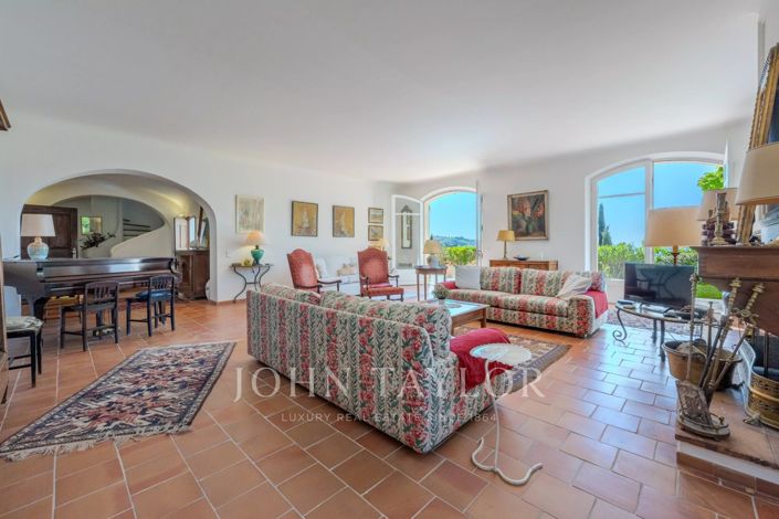 Image No.9-6 Bed House for sale