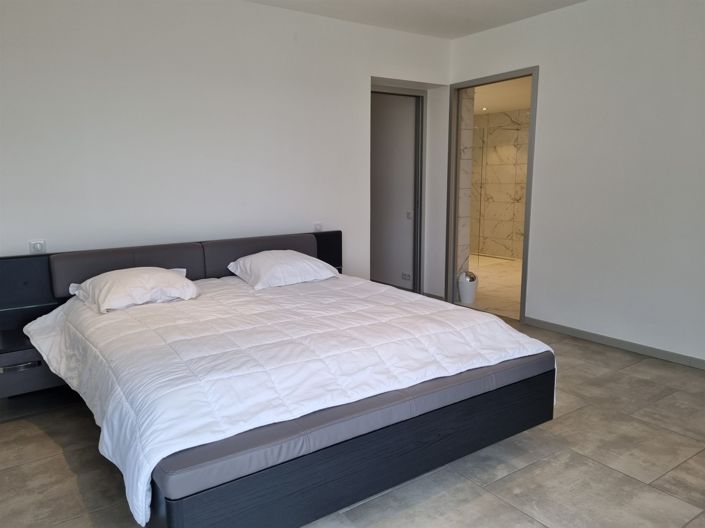 Image No.30-4 Bed House for sale