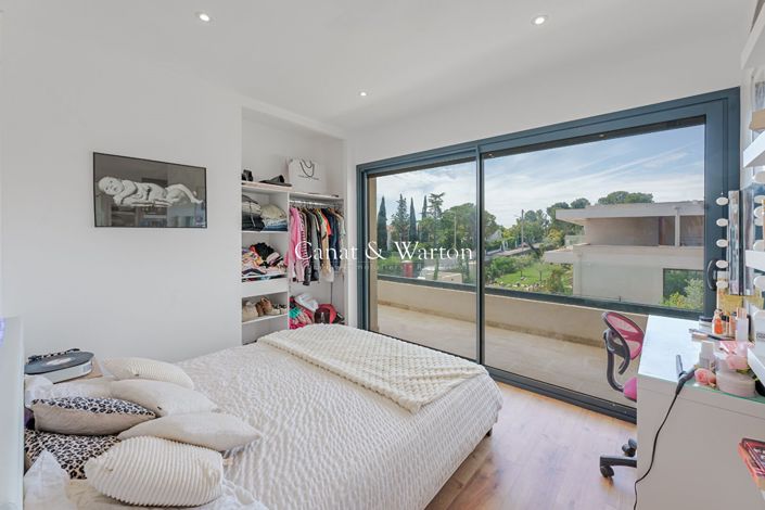Image No.8-6 Bed House for sale