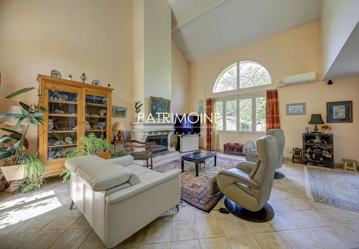Image No.8-6 Bed Property for sale