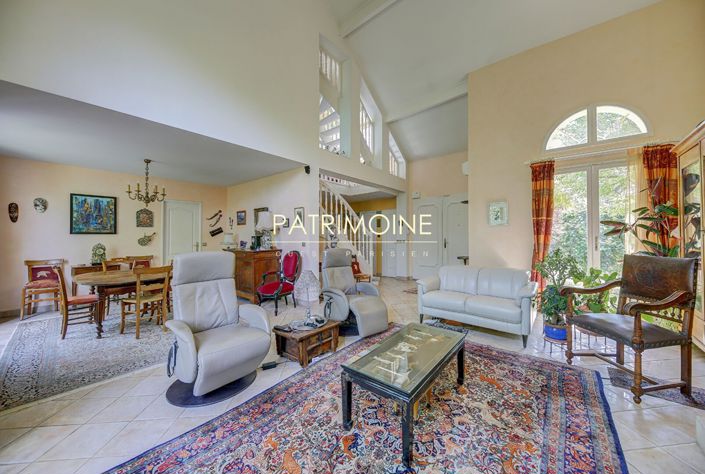 Image No.9-6 Bed Property for sale